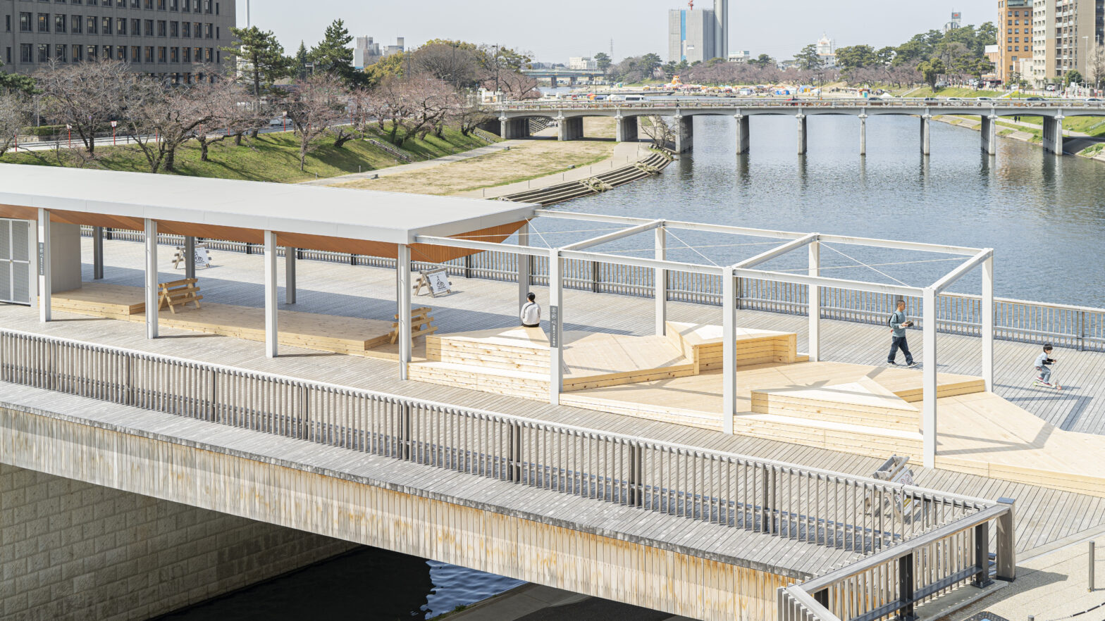 桜城橋橋上広場  | 橋の上の公園は活用されるのを待っている