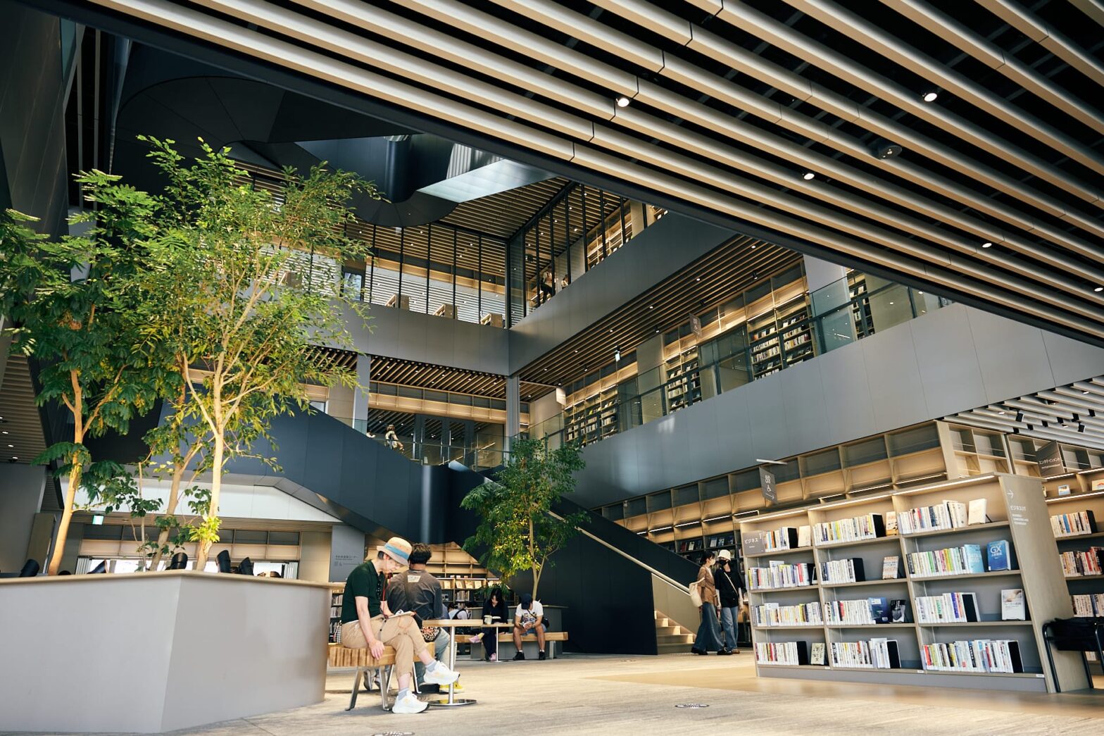 門真の人、企業、活動をつなぐ。文化創造図書館「KADOMADO」の機能と空間【施設紹介編】